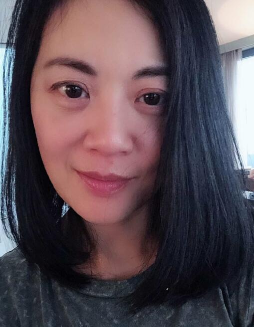 还记得央视美女主持人姜丰吗如今49岁变成这样了