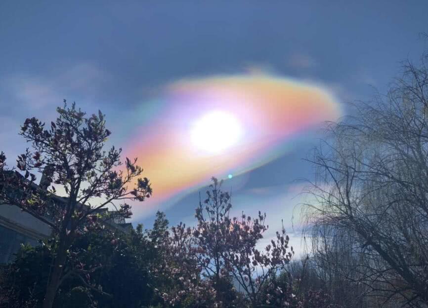 驚豔七彩祥雲彌布雲南藍天 多彩斑斕蔚然壯觀