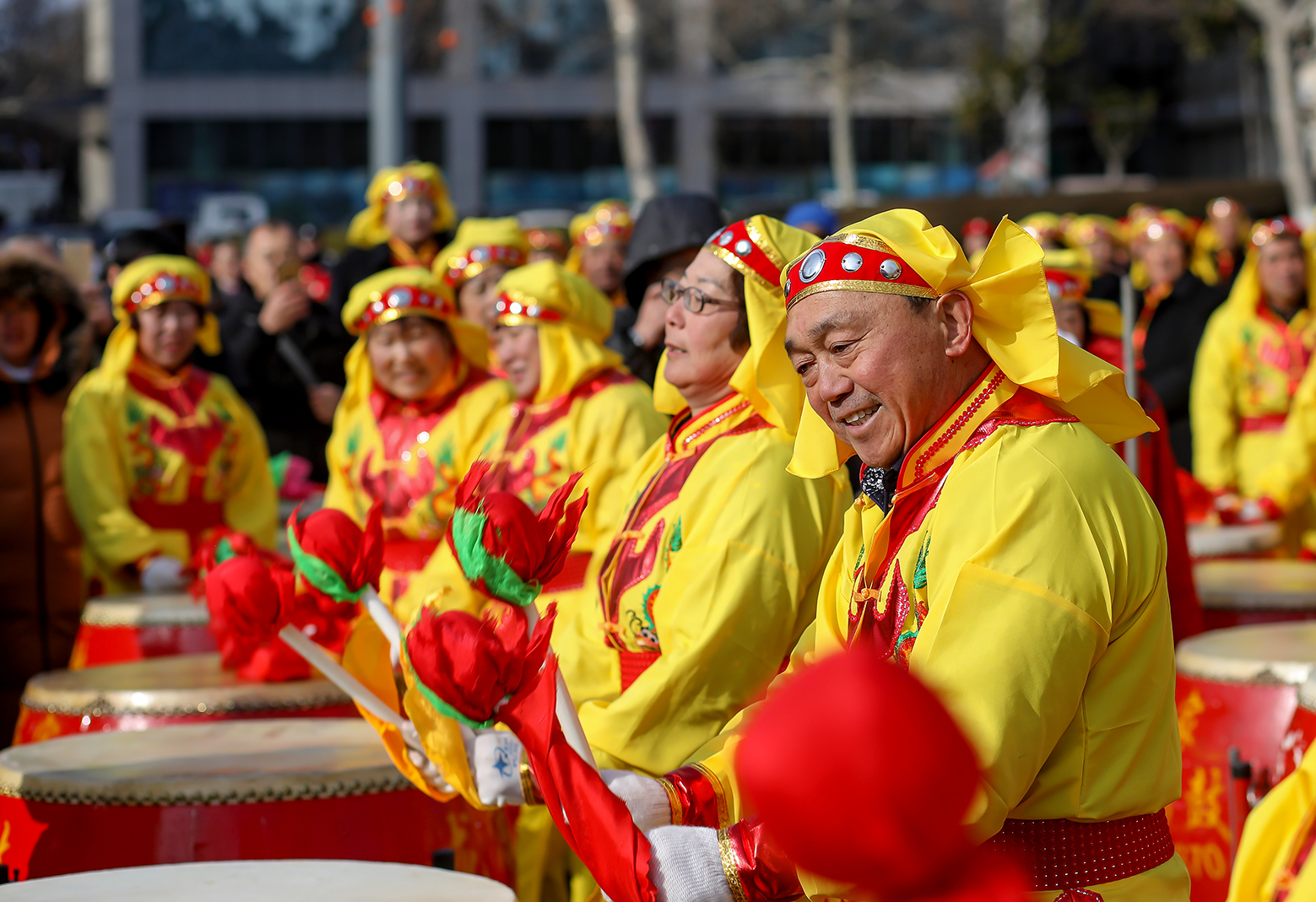 2月8日,山东省枣庄市民间艺人在民俗"踩街"送祝福活动中表演扭秧歌.