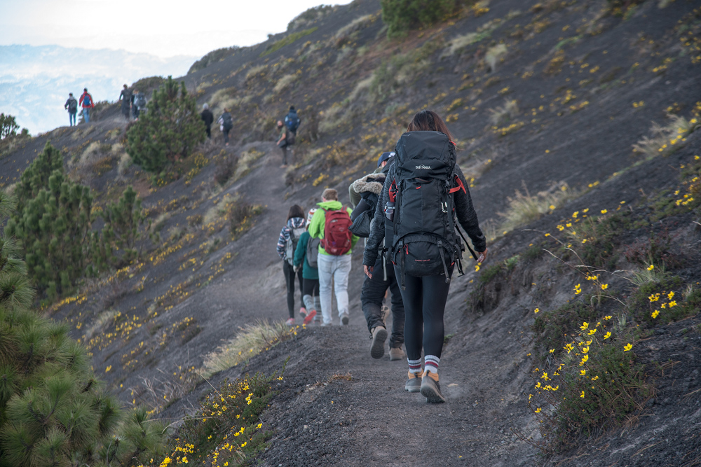 背着tatonka yukon登山背包,出发去中美洲的火山徒步旅行