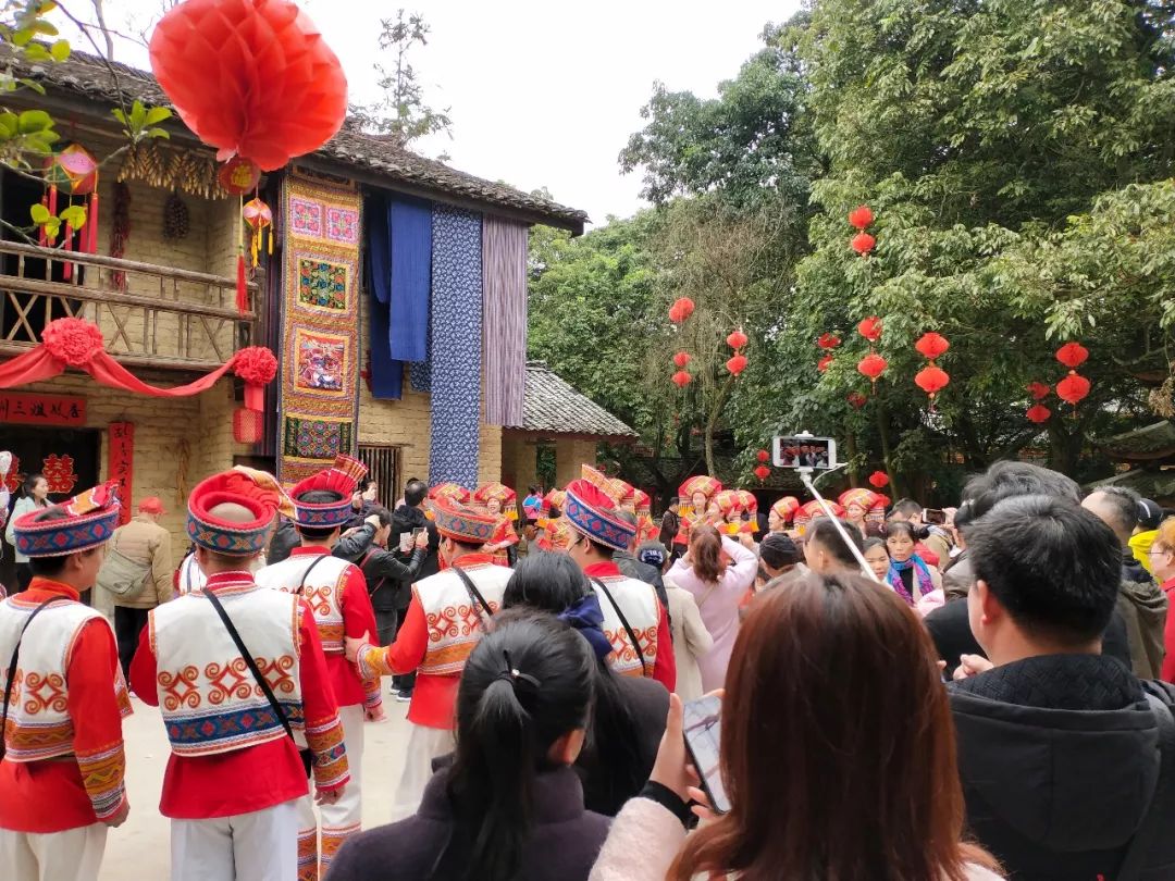 视频:刘三姐家抛绣球寨门迎宾"一块碧玉水上浮,万芊翠竹成绿洲;游客