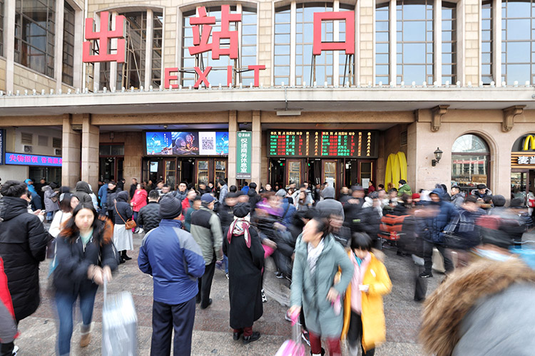 新京报讯 2月8日,大量返京旅客从北京站出站口涌出