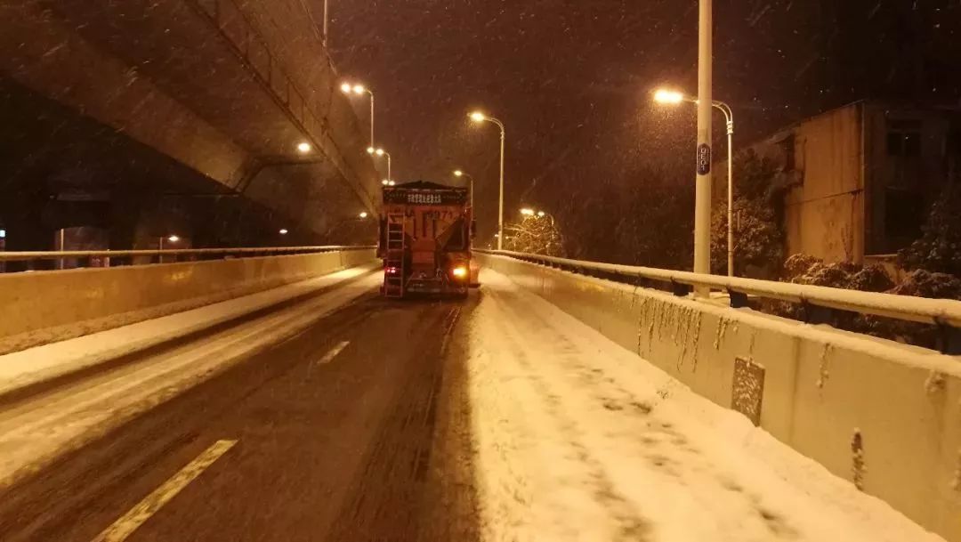 昨夜無眠冰雪中他們逆雪而行