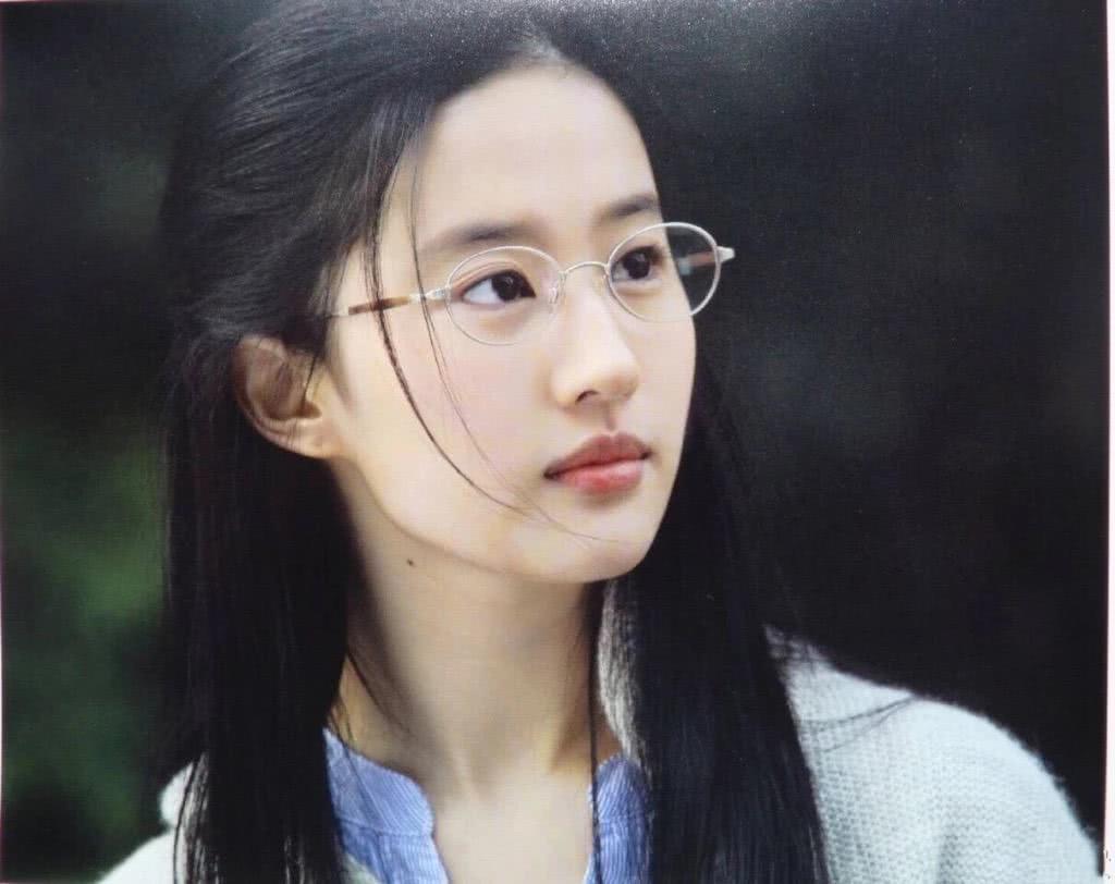 刘亦菲真就是仙女下凡了,戴上眼镜都可以如此清纯动人