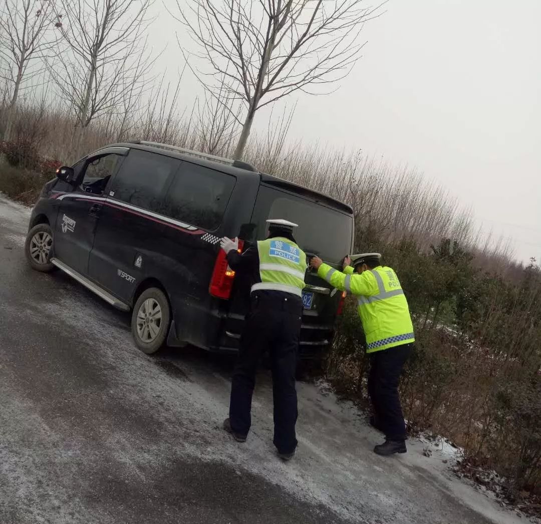 唐河道路结冰路滑多车连撞,路人围观等车又被撞!大家小心行驶!