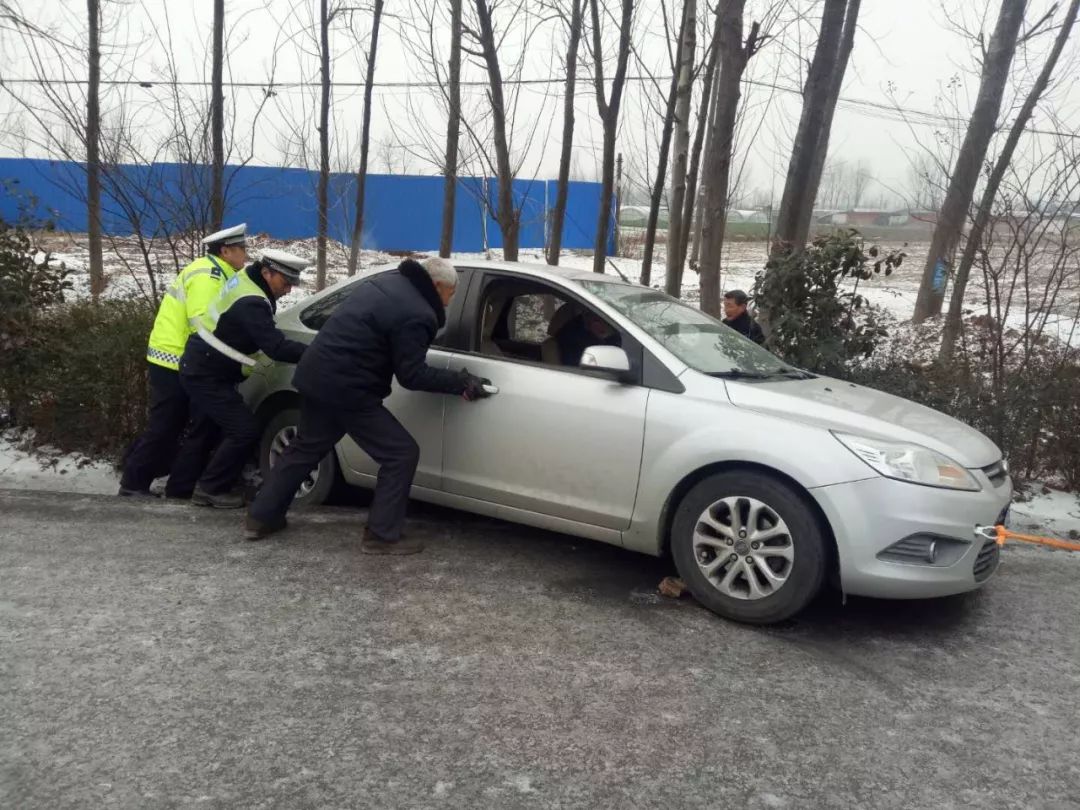 唐河道路结冰路滑多车连撞,路人围观等车又被撞!大家小心行驶!