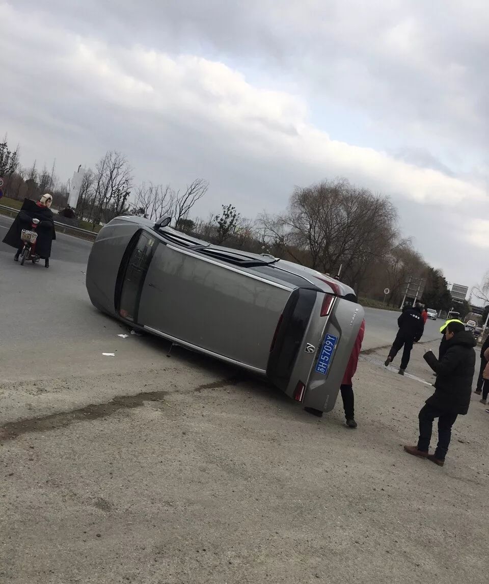 这个地方发生侧翻,司机要小心