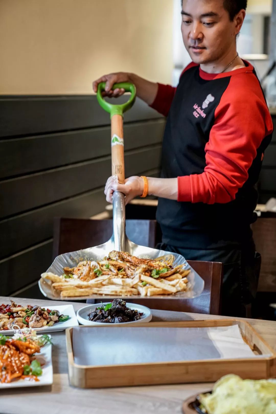 北京用铁锹上菜的餐厅图片