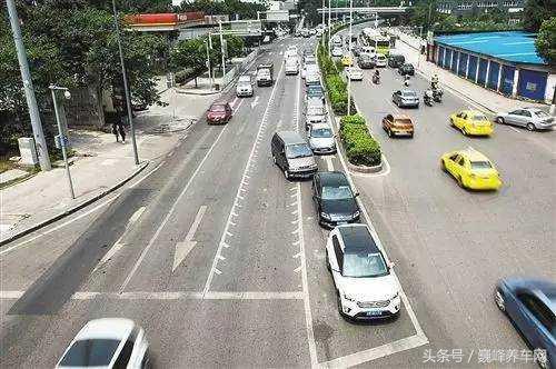 車行道縱向減速標線為一組平行於車行道分界線的菱形塊虛線.