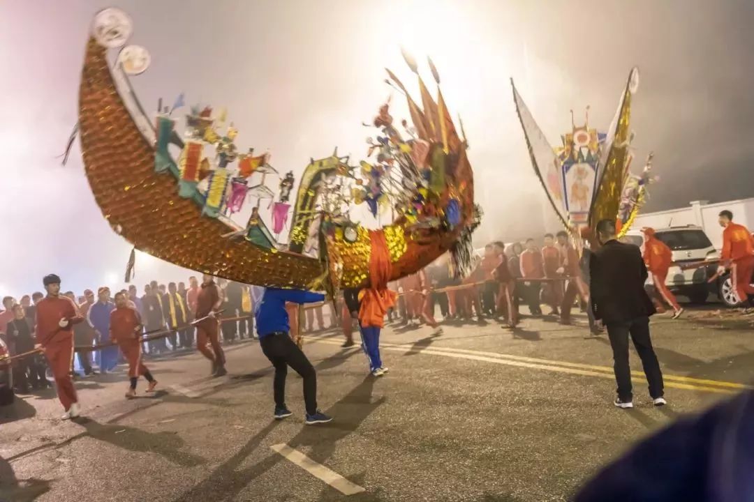 屈,拧,倾,扑等主要动作,活灵活现地展示神龙出海,速游,摆尾,龙头龙尾