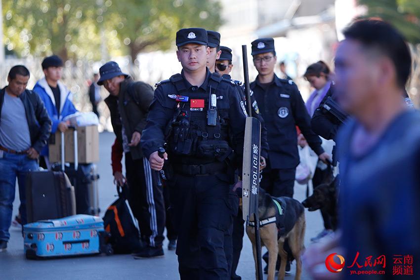 昆明火车站武警图片