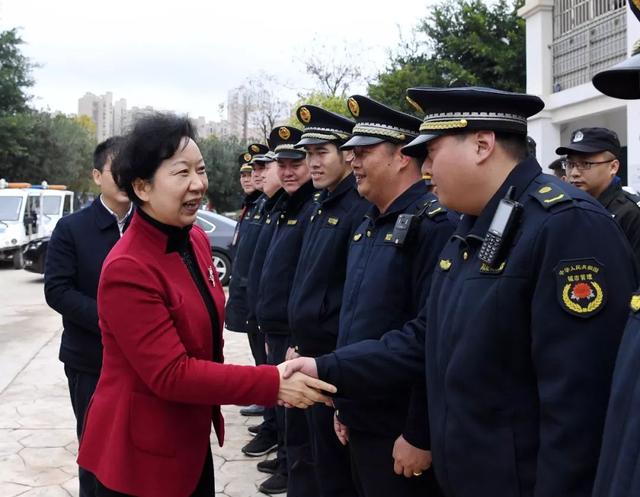 暖心!雪梅书记走访慰问春节期间坚守岗位的一线工作者