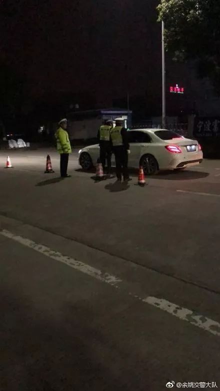 夜晚交警查车图片图片