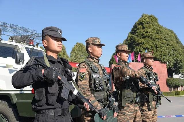 云南保山:武警官兵用巡逻的脚步叩响新年的钟声