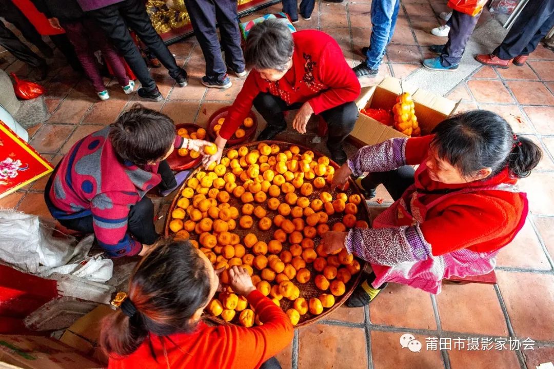 正月初三,浦口宫主殿梅妃神像前垒起了15座桔塔,代表江东村的15个里社