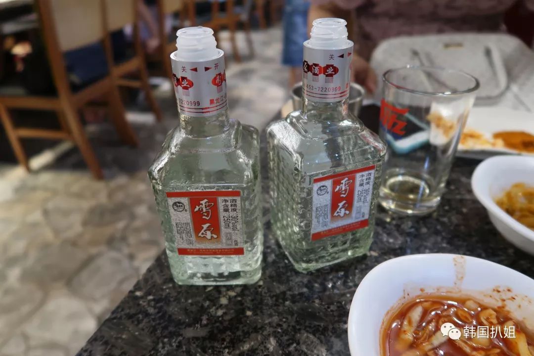 一桌酒瓶子图片大全图片