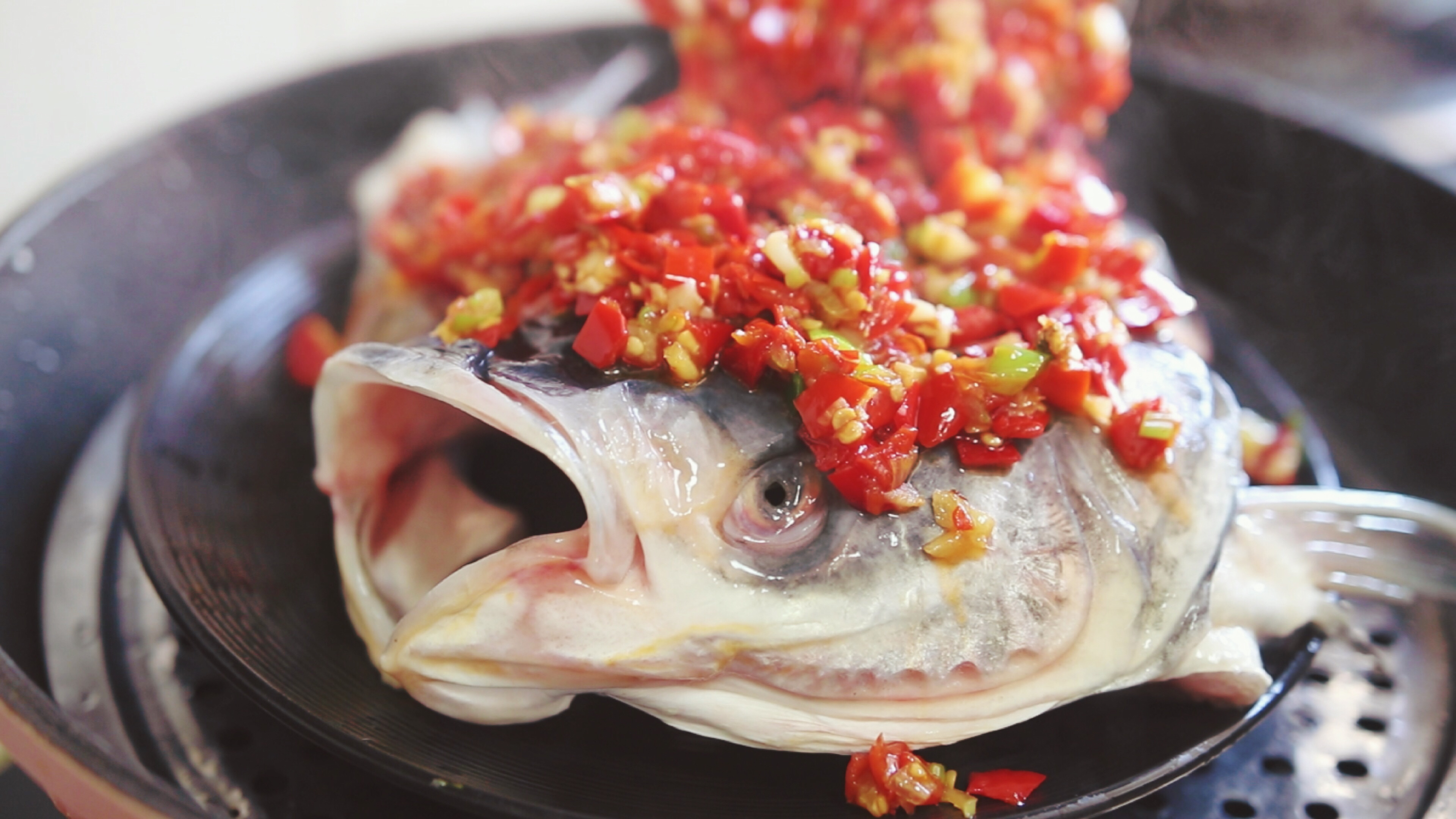 剁椒鱼头家庭版做法,鲜辣美味火红喜庆,吃上一口寓意年年有余