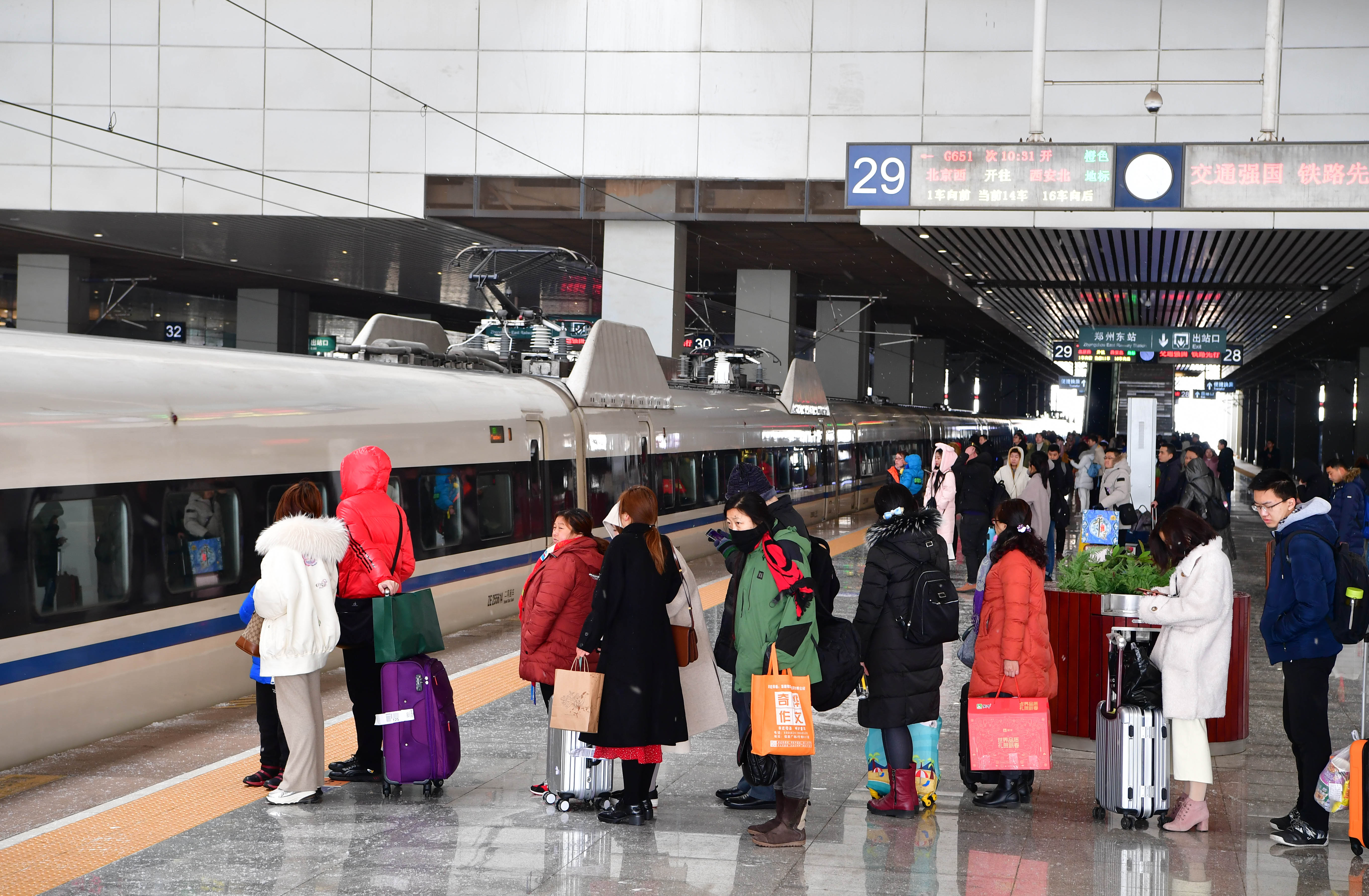 5萬人,是建站以來的最高峰.2月10日,旅客在鄭州東站候車廳等待乘車.