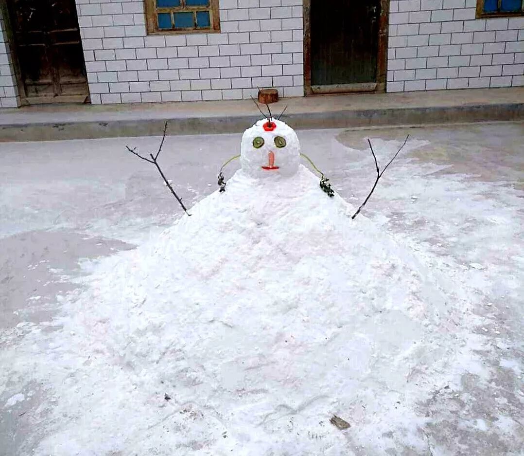 农村推雪人照片图片