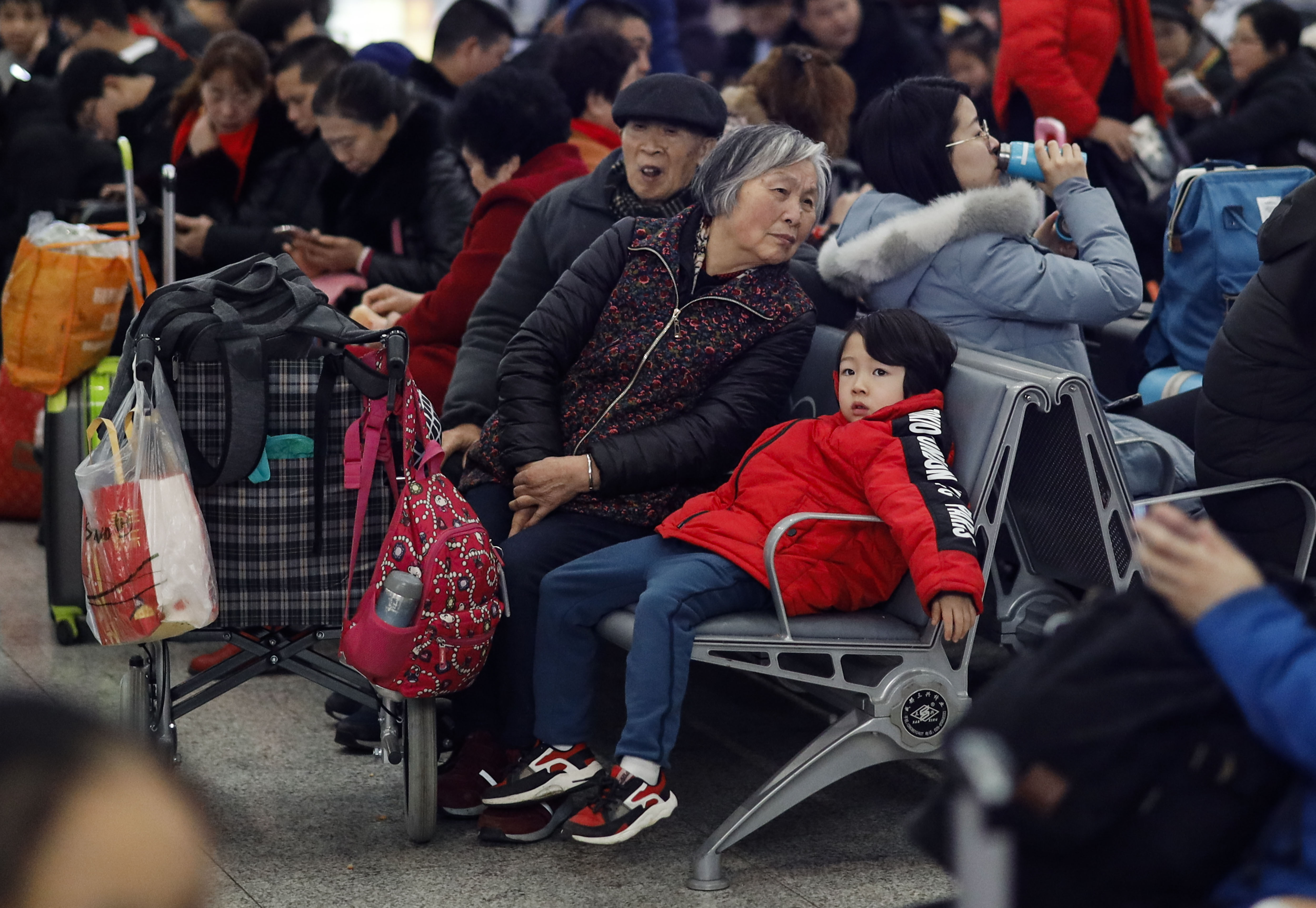 当日重庆主城区火车站预计发送旅客超过20万人次.