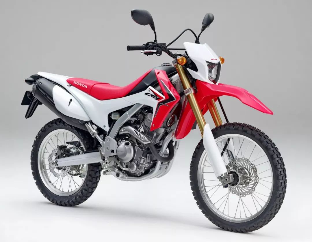 下圖:honda 泰國工廠生產線上的 crf250l 發動機.