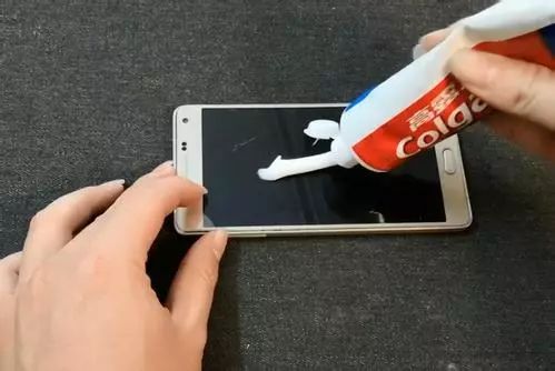 所以牙膏能够修复手机屏幕细小划痕牙膏里的含硅物质,摩擦剂能填充