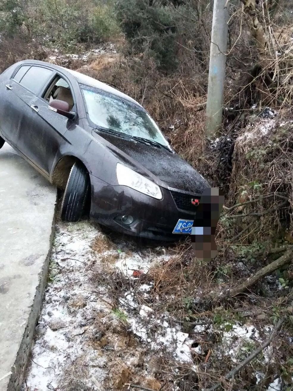 明天上班信阳天寒地冻道路结冰车祸多请谨慎驾驶