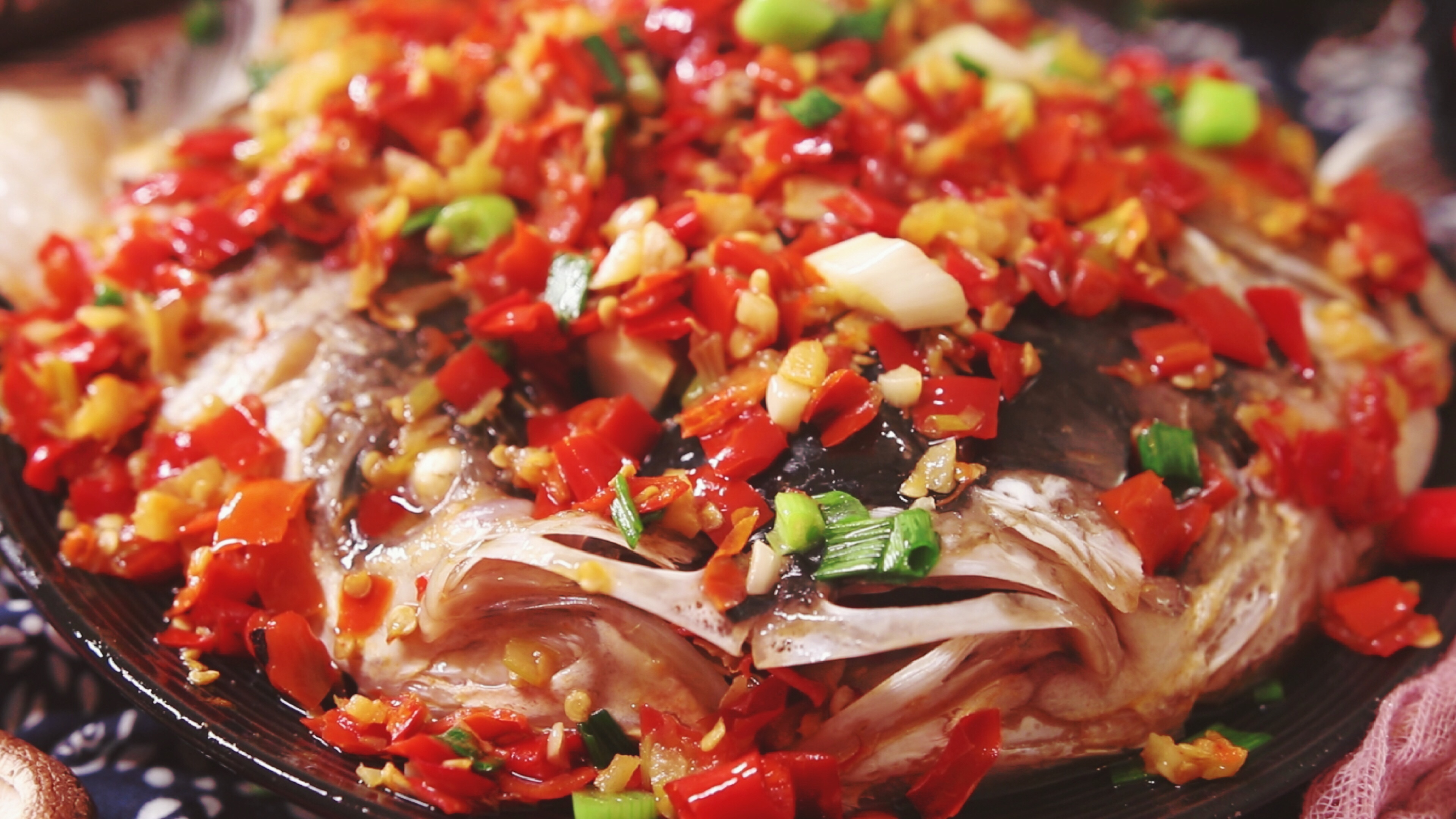 剁椒鱼头家庭版做法,鲜辣美味火红喜庆,吃上一口寓意年年有余