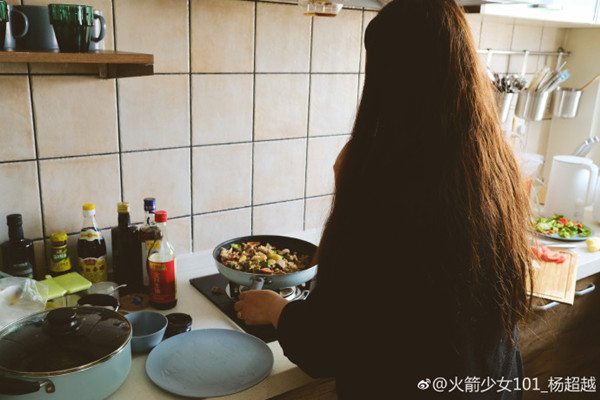 女生炒菜的背影照片图片