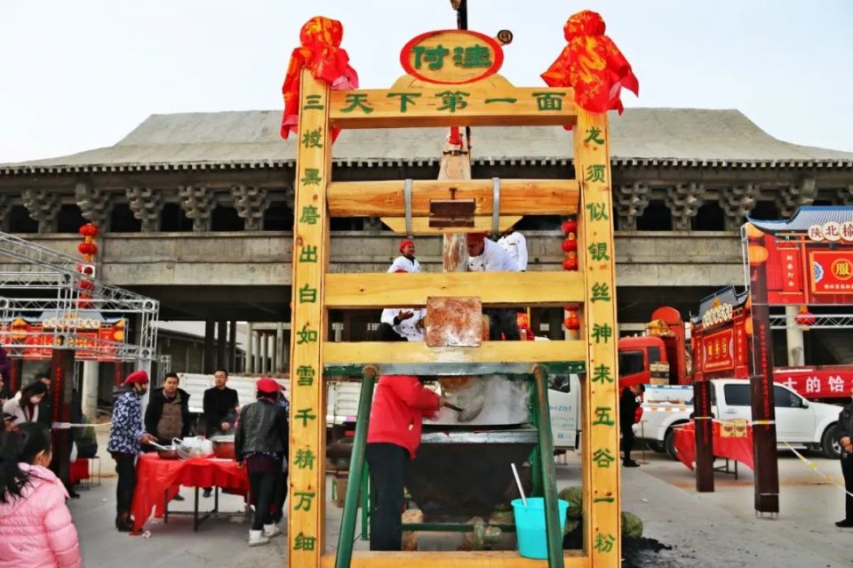 粗壯的木頭中間鑿一個圓洞必須是用最原始的餄餎床子咱陝北人壓餄餎烹