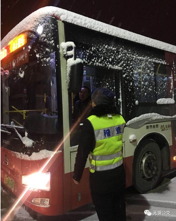 公交车 风雪中乘客翘首以盼的温暖港湾