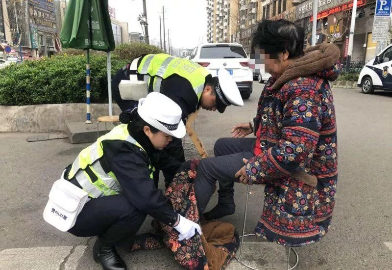 年轻交警脚臭图片