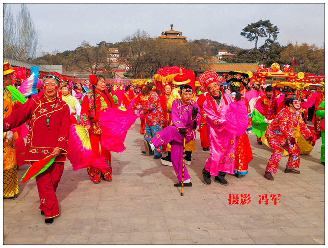 庙会上表演了舞龙,舞狮,老北京铜人,二人转,杂技,相声