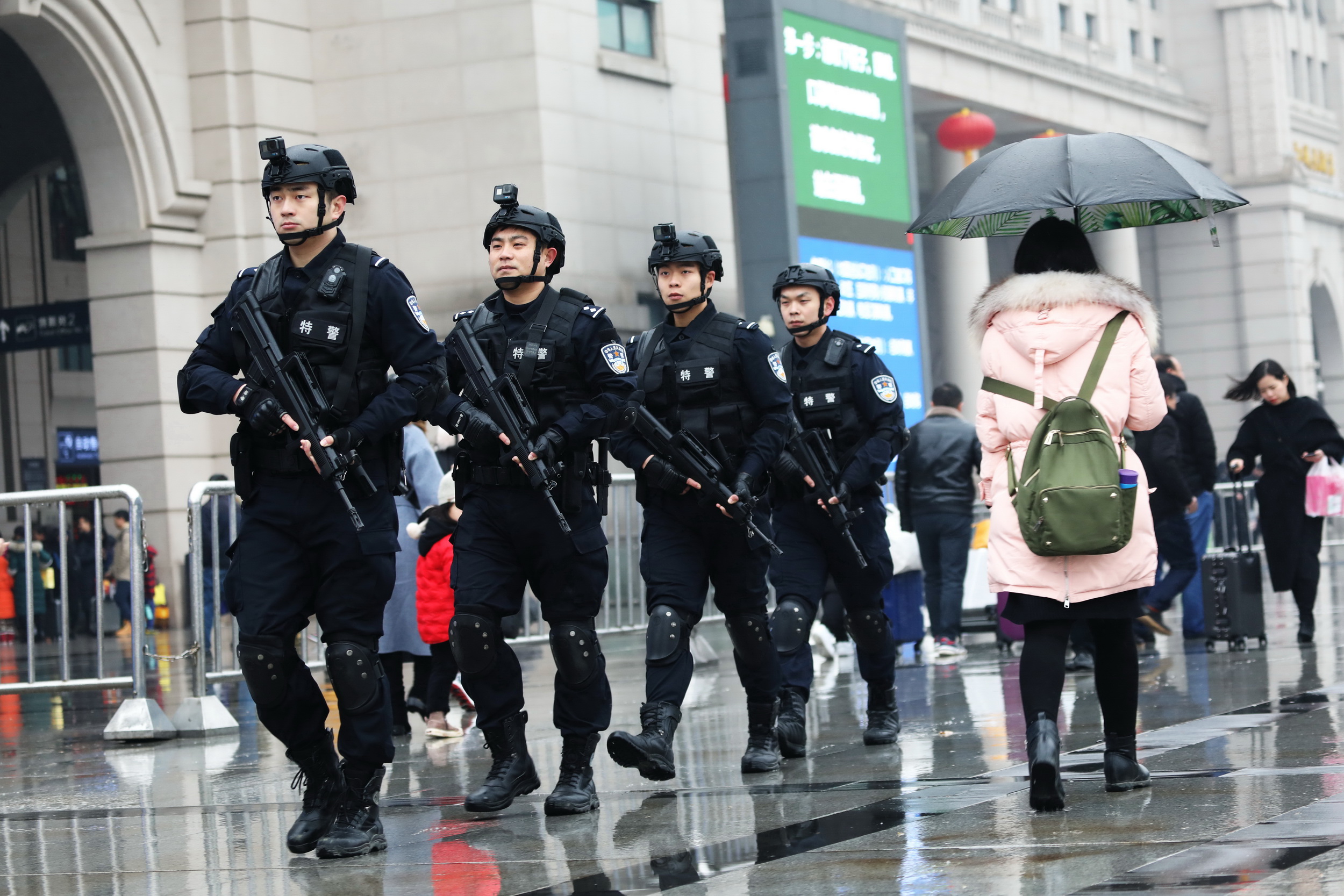 湖北武汉:春运返程客流高峰 铁路特警巡守保春运安全