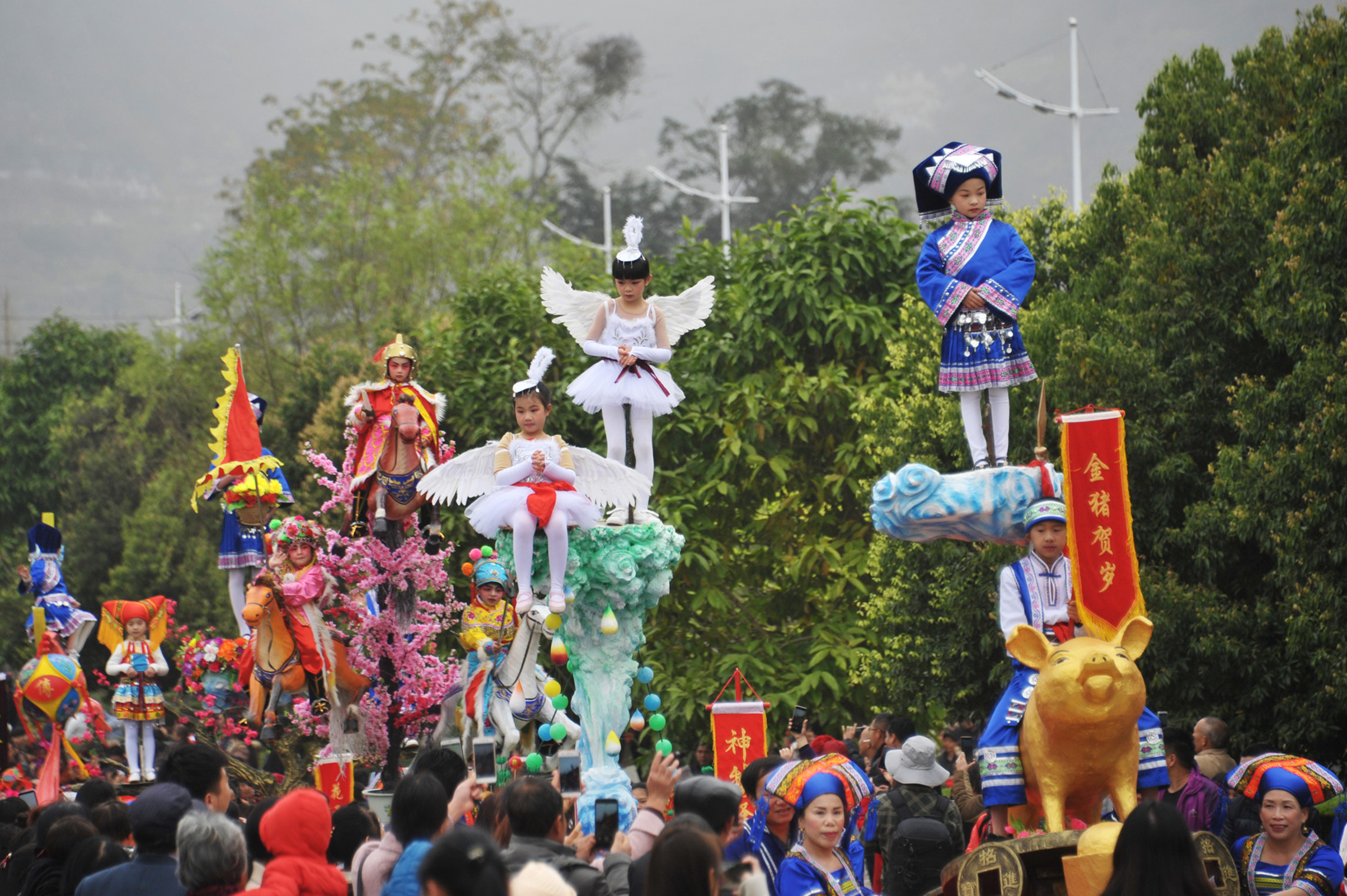 2月11日,巡游队伍行进在广西靖西市街道上.返回搜狐,查看更多