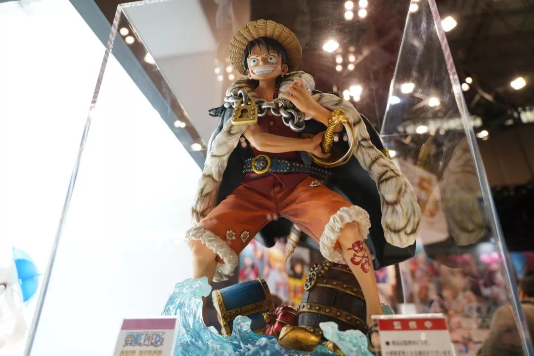 one piece log collection封面主題的超大型路飛手辦公佈特寫照片17張