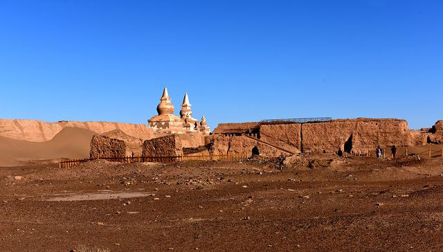 埋于沙下近700年的古城遗址,至今城内还埋藏着丰富的珍贵文书