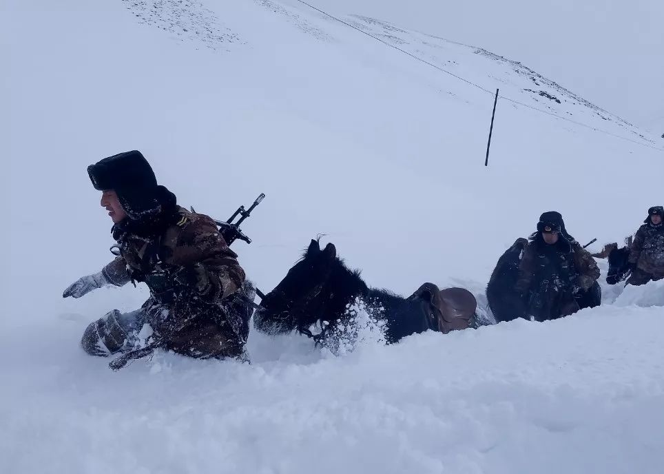 深处挺进艰难挪动官兵们在齐腰深的大雪中爬行途中短暂的休息休息时