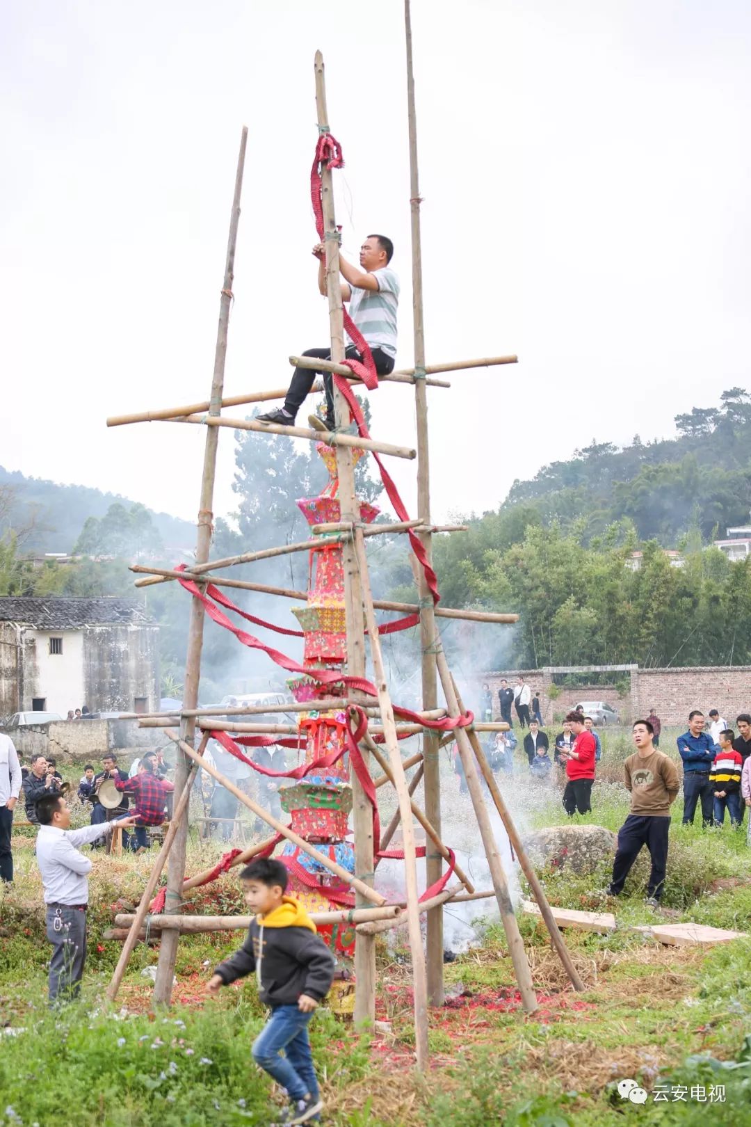 在新年过后,云浮市各地开启了 烧炮模式.