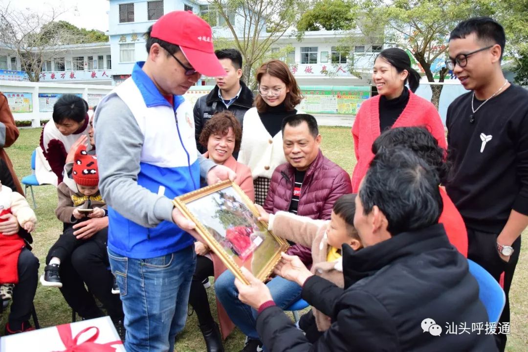 外砂镇凤窖村85岁黄姆老人生日做寿,四代同堂!