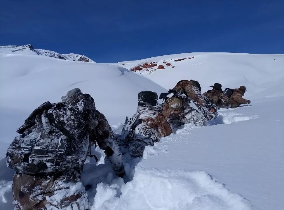 白雪长边界战士戍边行向你们致敬