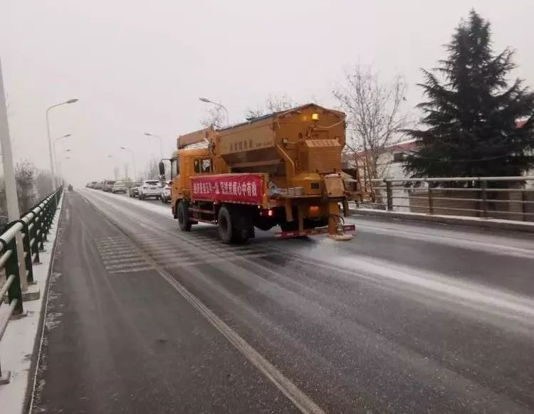 新鄭市城市管理局全力以赴做好春節期間除雪應急工作方便市民出行