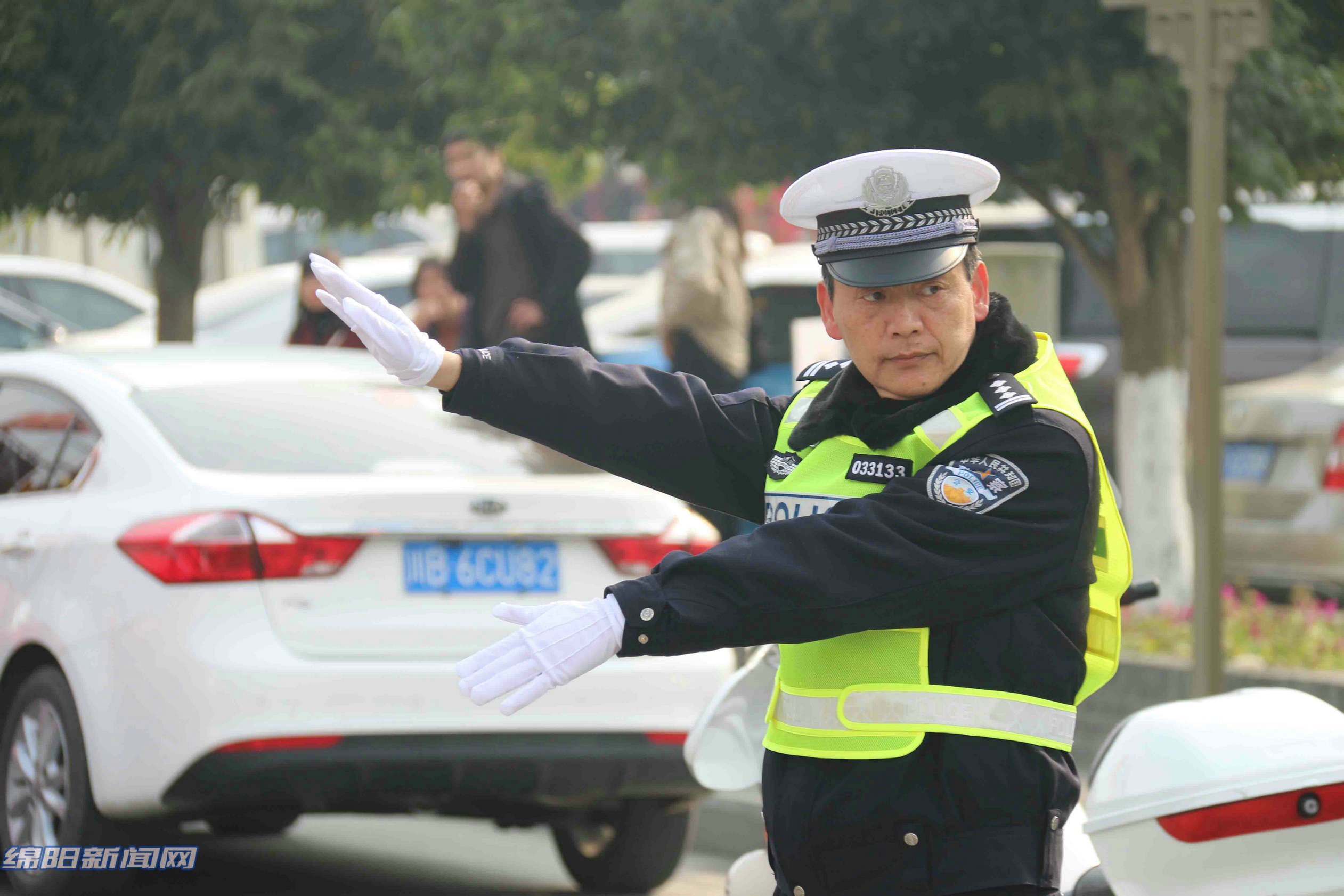 网讯北川羌族自治县公安局交警大队民警刘建是一名从警39年的老警察