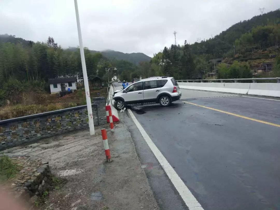 今天下午,东坑至景宁路段发生一起交通事故,小车撞上桥边护栏.