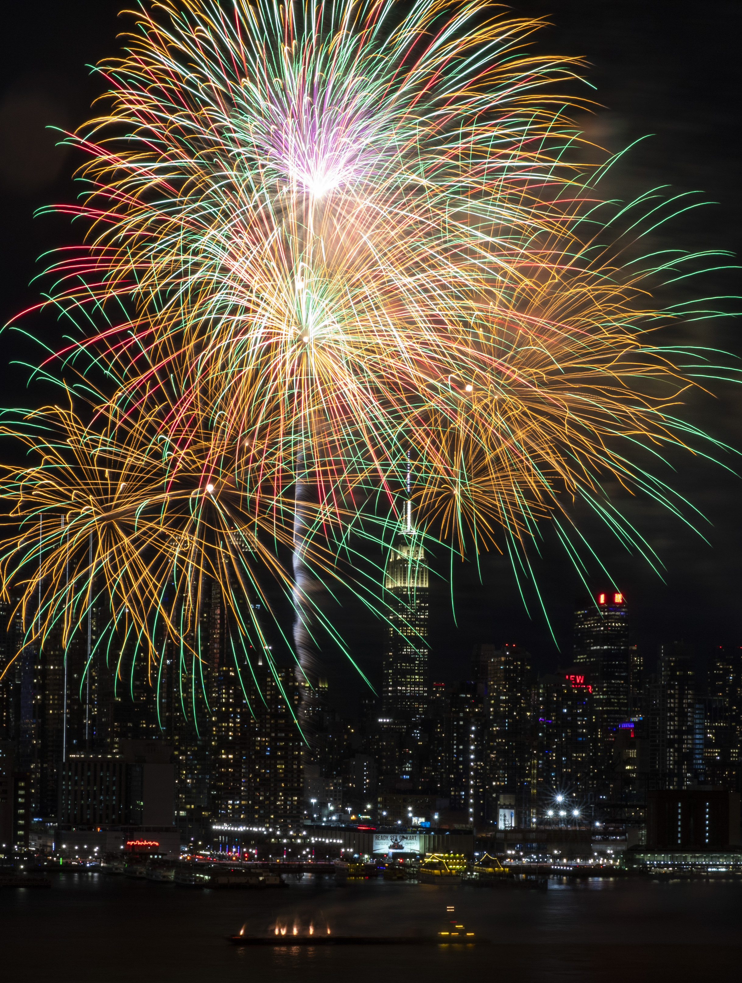 纽约燃放焰火庆祝中国农历新年