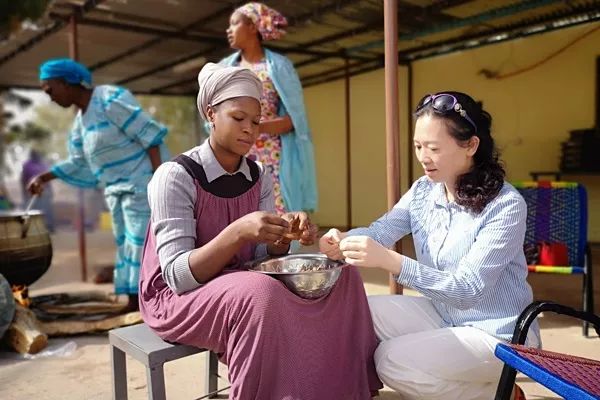 唐詠梅(右一)在義診時與馬裡婦女交流談心.