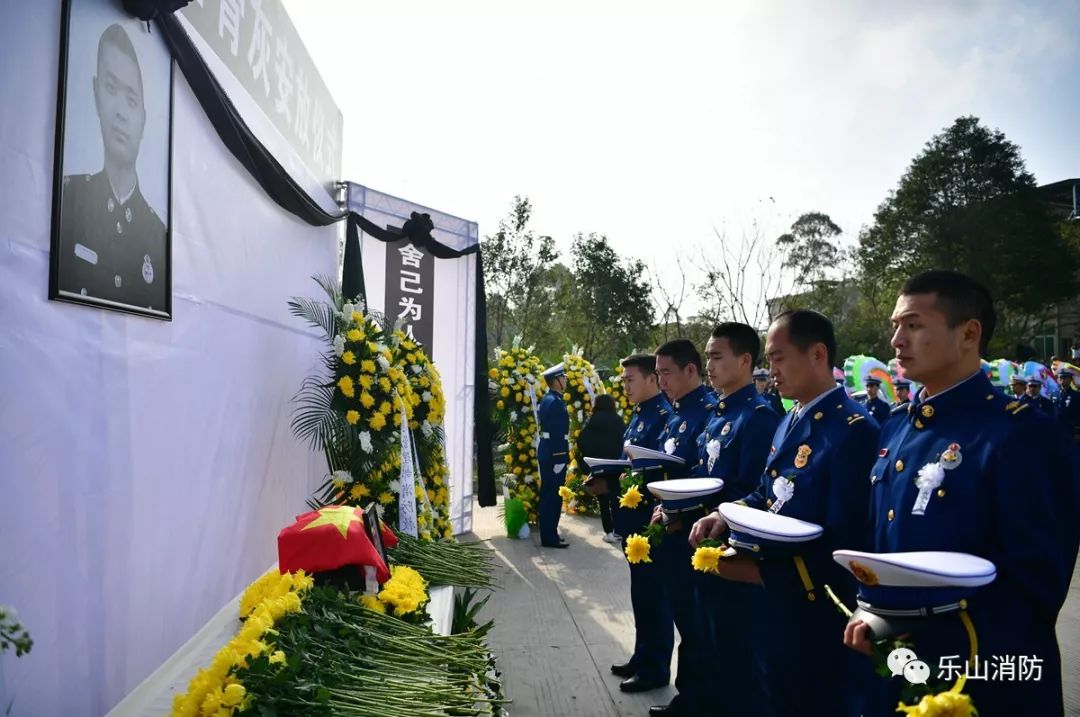 阿壩州消防支隊政治委員黃波介紹了烈士生平事蹟,省消防總隊政治部