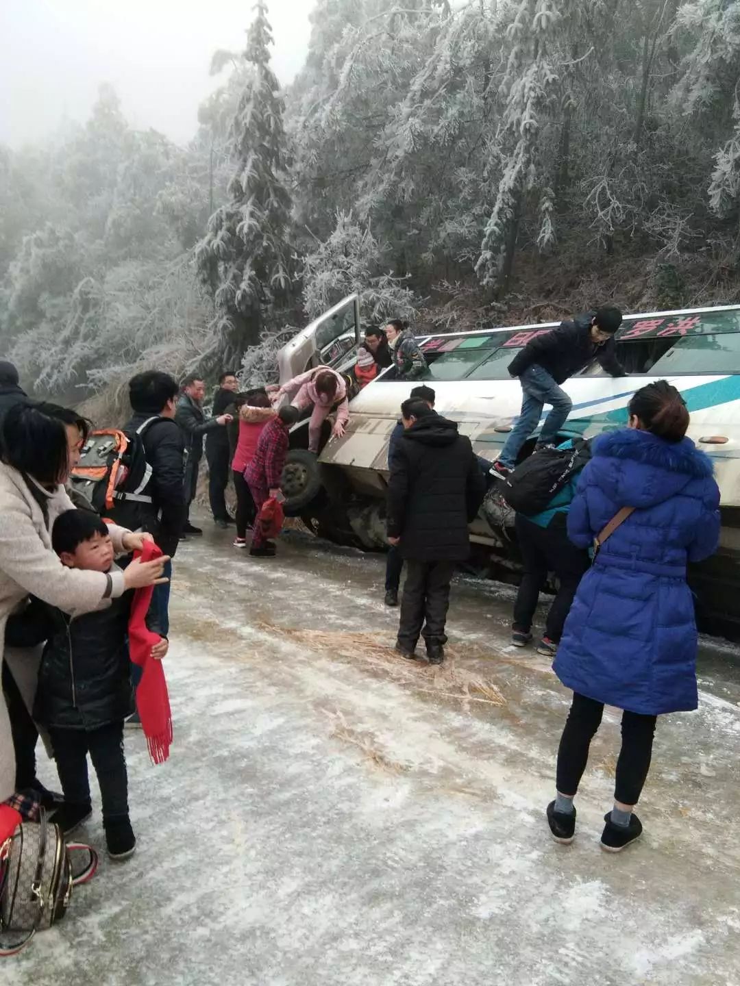 冰冻持续新化县多地翻车冰雪天出行请谨慎驾驶