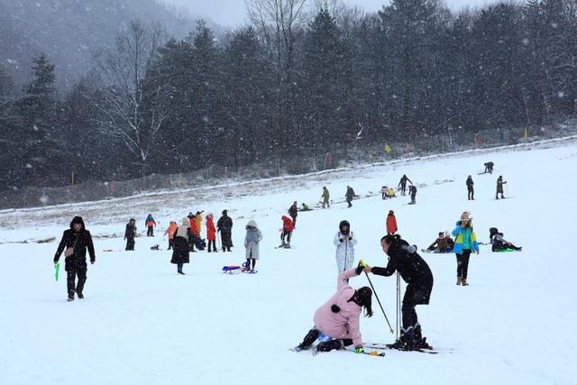 光霧山的大壩滑雪場有六百多米長的滑雪道, 可以體驗雙板滑雪,單板