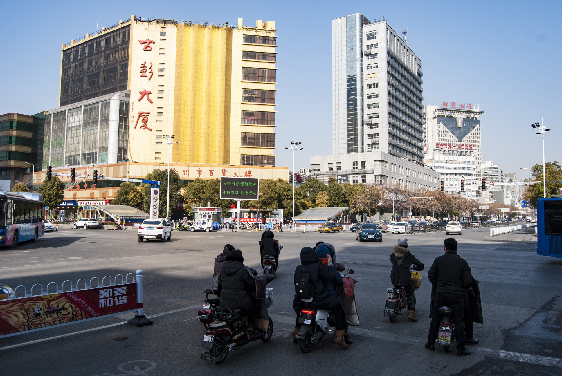 走进徐州市中心古彭大楼和医院这里的街区随着拆迁即将消失